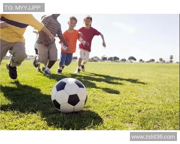 足球明星与小孩亲密互动瞬间展现温暖与快乐的美好时光